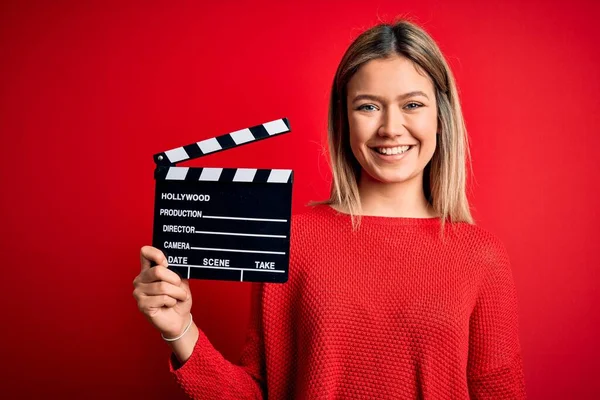 Giovane Bella Donna Che Tiene Clapboard Piedi Sfondo Rosso Isolato — Foto Stock