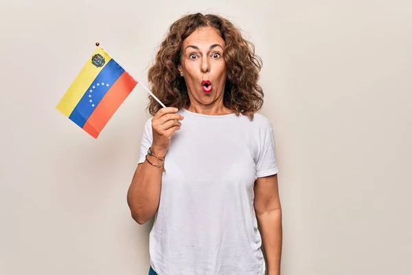 Mujer Turista Hermosa Mediana Edad Sosteniendo Bandera Venezolana Sobre Fondo —  Fotos de Stock