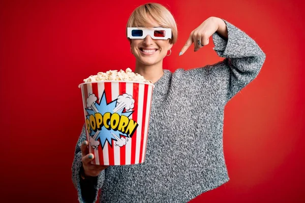 Giovane Donna Bionda Con Capelli Corti Che Indossa Occhiali Film — Foto Stock