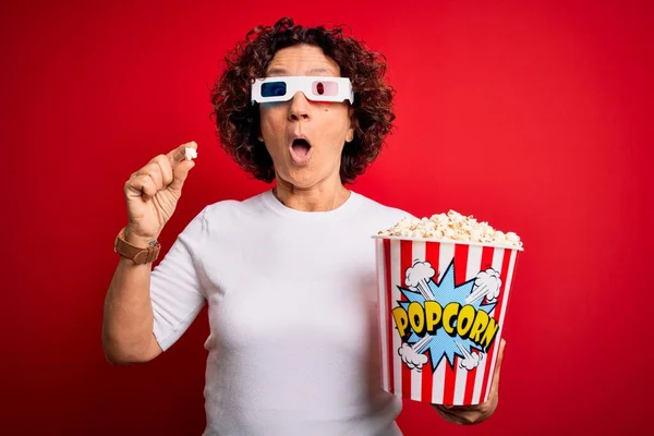 Donna Capelli Ricci Mezza Età Guardando Film Utilizzando Occhiali Mangiare — Foto Stock