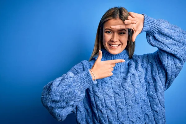 Mladá Krásná Blondýna Žena Sobě Zimní Vlna Svetr Přes Modré — Stock fotografie