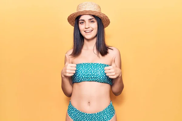 Una Guapa Jovencita Que Lleva Bikini Gorra Verano Signo Éxito — Foto de Stock