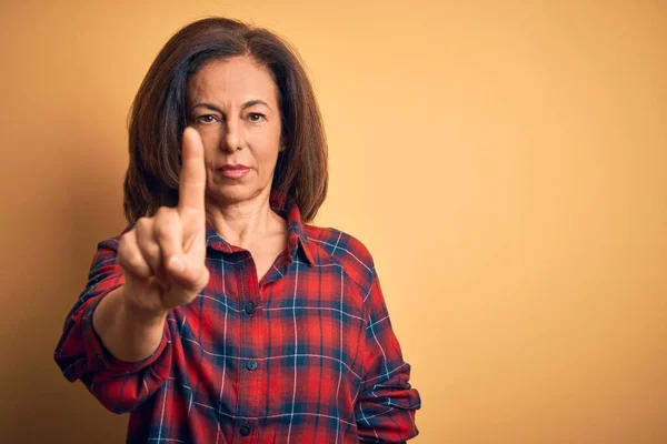 Mulher Bonita Meia Idade Vestindo Camisa Casual Sobre Fundo Amarelo — Fotografia de Stock