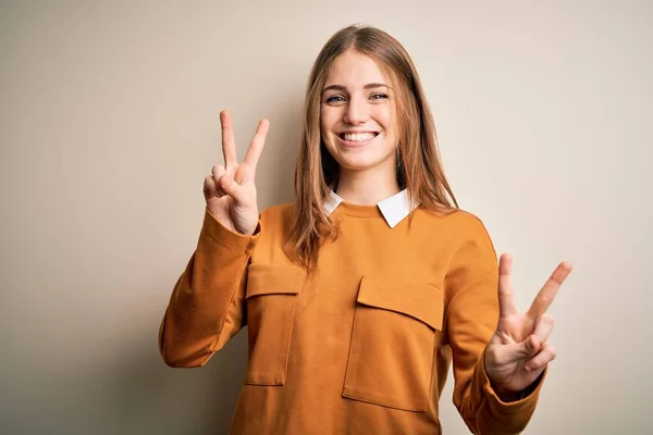 Ung Vacker Rödhårig Kvinna Bär Casual Tröja Över Isolerad Vit — Stockfoto