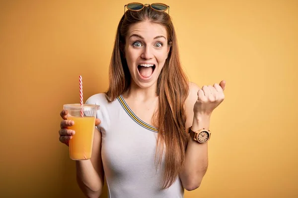 Giovane Bella Rossa Donna Che Beve Succo Arancia Sano Sfondo — Foto Stock