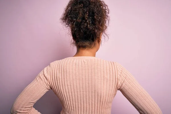 Joven Chica Afroamericana Hermosa Usando Suéter Casual Pie Sobre Fondo —  Fotos de Stock