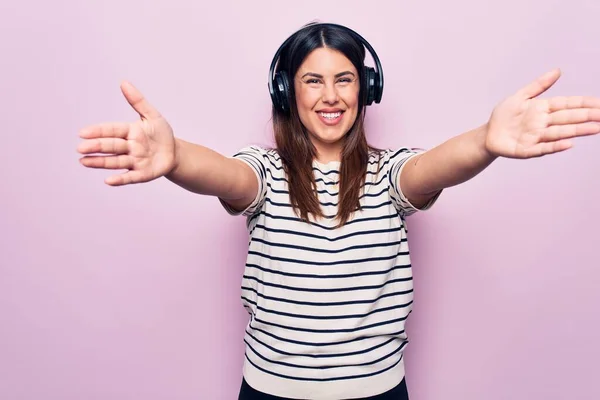 Young Beautiful Brunette Woman Listening Music Using Headphones Pink Background — Stock Photo, Image