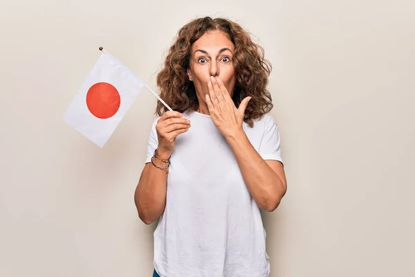 Krásná Turistka Středního Věku Drží Japonskou Vlajku Nad Izolovaným Bílým — Stock fotografie
