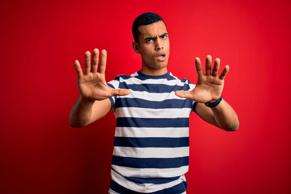 줄무늬 티셔츠를 위에서 손으로 손바닥을 표정을 아프리카 미국인 — 스톡 사진