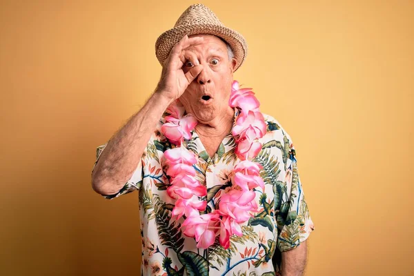 Šedovlasý Starší Muž Letním Klobouku Havajským Lei Přes Žluté Pozadí — Stock fotografie