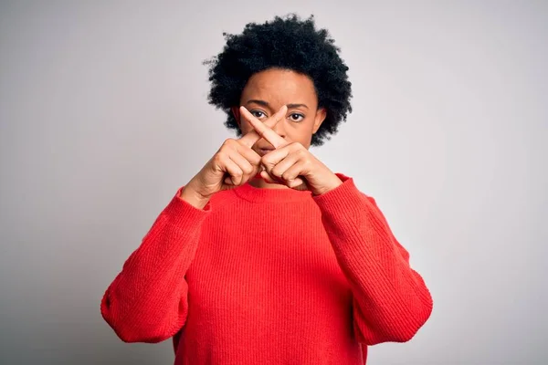 Ung Vacker Afroamerikansk Afro Kvinna Med Lockigt Hår Bär Röd — Stockfoto