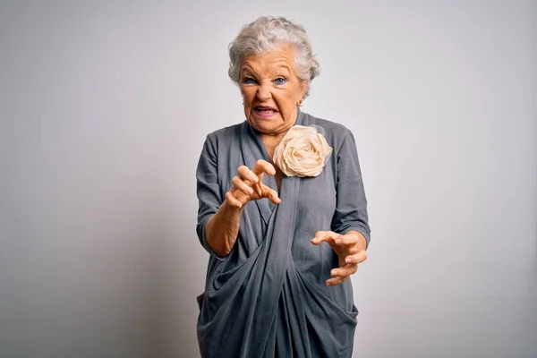 Senior Schöne Grauhaarige Frau Lässigem Kleid Vor Weißem Hintergrund Angewidert — Stockfoto