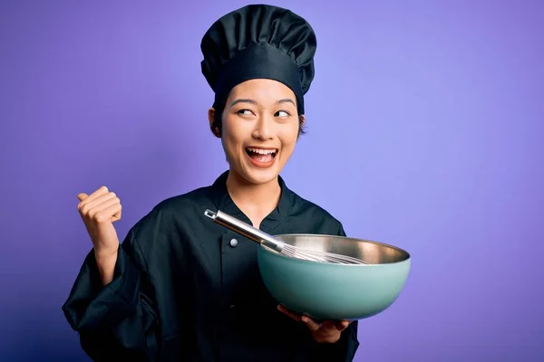 Junge Schöne Chinesische Köchin Frau Trägt Kochuniform Und Hut Mit — Stockfoto