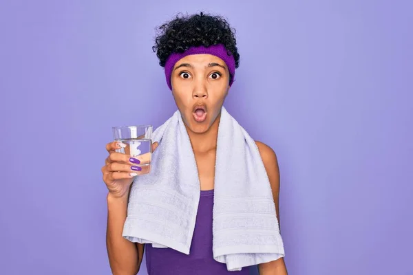 Linda Afro Americana Desportiva Mulher Fazendo Exercício Vestindo Toalha Beber — Fotografia de Stock