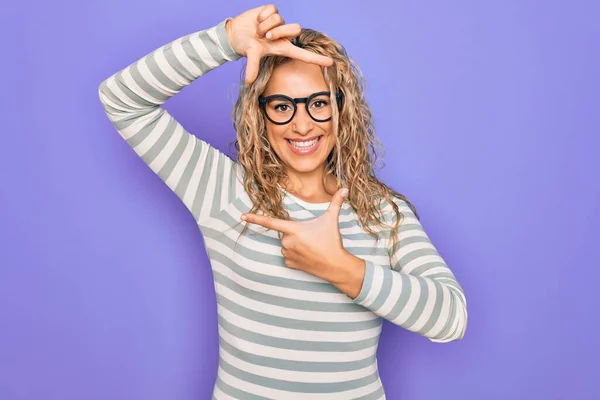 Krásná Blondýnka Sobě Ležérní Pruhované Tričko Brýle Přes Fialové Pozadí — Stock fotografie