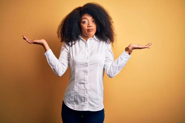 Mladý Krásný Africký Americký Elegantní Žena Afro Vlasy Stojící Nad — Stock fotografie