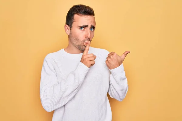 Junger Gutaussehender Mann Mit Blauen Augen Lässigem Pullover Der Vor — Stockfoto