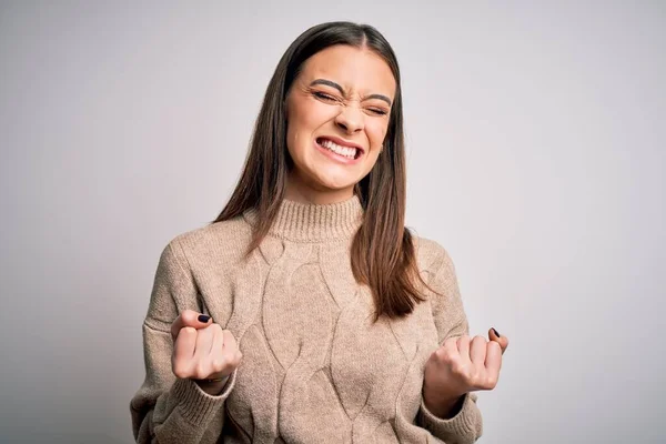 Giovane Bella Donna Bruna Indossa Maglione Casual Piedi Sfondo Bianco — Foto Stock