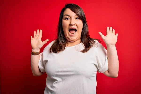 Beautiful Brunette Size Woman Wearing Casual Shirt Isolated Red Background — Stock Photo, Image