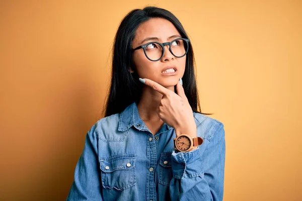 Joven Hermosa Mujer China Con Camisa Vaquera Casual Sobre Fondo —  Fotos de Stock