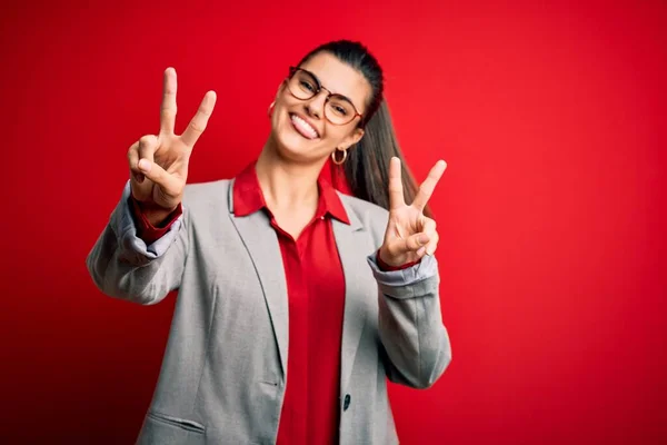 Joven Mujer Negocios Morena Hermosa Con Chaqueta Gafas Sobre Fondo —  Fotos de Stock