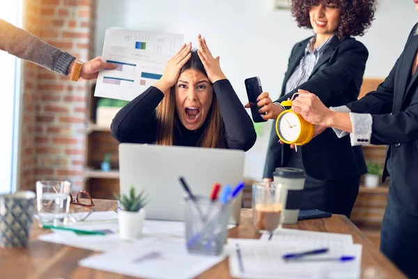 Grupo Empresários Que Trabalham Conjunto Parceiros Salientando Deles Escritório — Fotografia de Stock