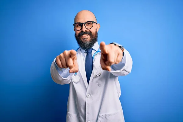 Guapo Doctor Calvo Con Barba Usando Gafas Estetoscopio Sobre Fondo — Foto de Stock