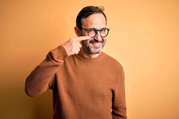 Homem Hoary Meia Idade Vestindo Camisola Marrom Óculos Sobre Fundo — Fotografia de Stock