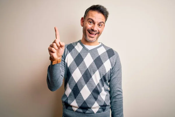 Jovem Homem Bonito Vestindo Camisola Casual Sobre Fundo Branco Isolado — Fotografia de Stock