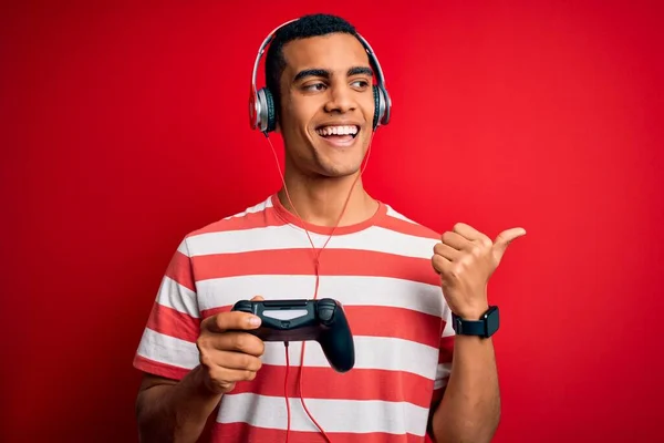 Schöner Afrikanisch Amerikanischer Gamer Der Videospiel Mit Joystick Und Kopfhörer — Stockfoto