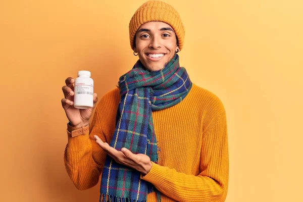Mladý Africký Američan Muž Sobě Zimní Oblečení Drží Pilulky Vypadají — Stock fotografie