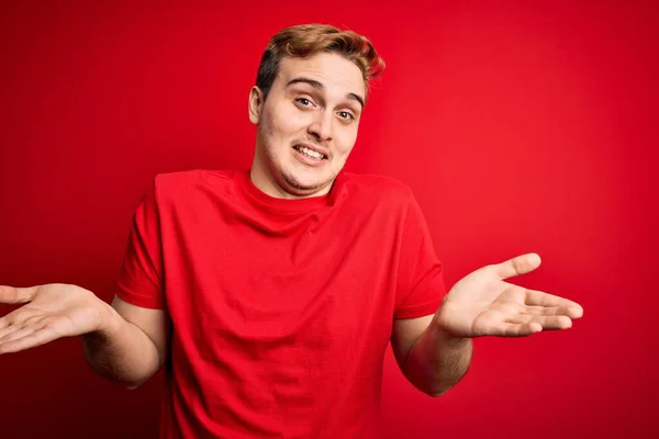 Mladý Pohledný Zrzavý Muž Neformálním Tričku Přes Izolované Červené Pozadí — Stock fotografie