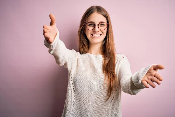 Giovane Bella Rossa Donna Indossa Maglione Casual Occhiali Sfondo Rosa — Foto Stock