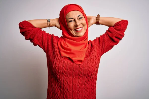 Brünette Frau Mittleren Alters Trägt Traditionellen Muslimischen Hijab Über Isoliertem — Stockfoto