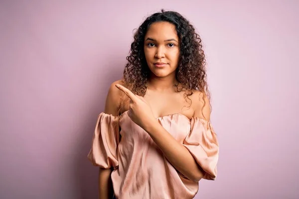 Young Beautiful Woman Curly Hair Wearing Casual Shirt Standing Pink — Stock Photo, Image