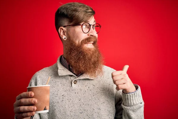 Kızıl Saçlı Sakallı Kırmızı Arka Planda Kahve Içen Gülümseyen Bir — Stok fotoğraf