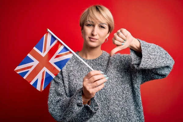 Nuori Blondi Nainen Lyhyet Hiukset Tilalla Usa Lippu Heinäkuuta Itsenäisyyspäivänä — kuvapankkivalokuva