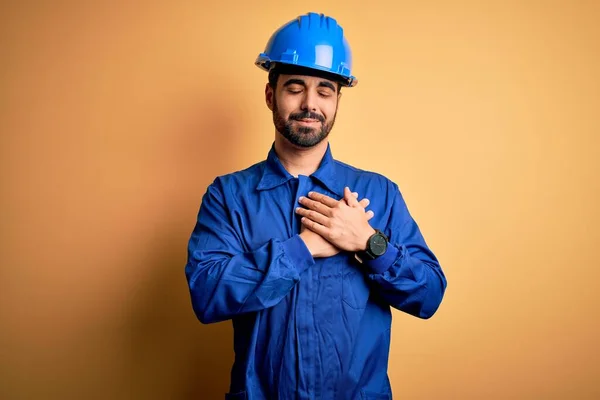 Uomo Meccanico Con Barba Con Uniforme Blu Casco Sicurezza Sfondo — Foto Stock