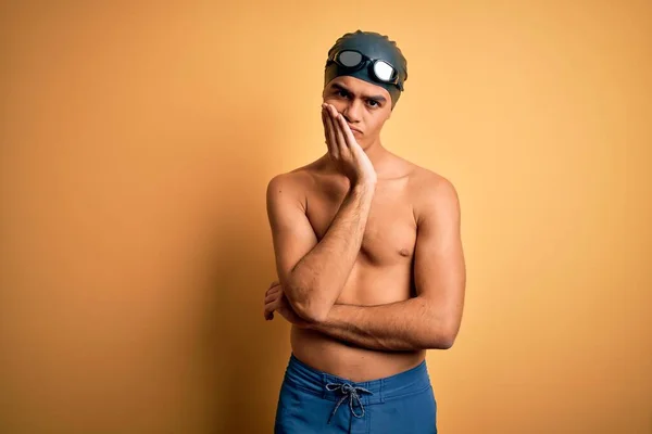 Νεαρός Όμορφος Άντρας Χωρίς Πουκάμισο Φορώντας Μαγιό Και Σκουφάκι Κολύμβησης — Φωτογραφία Αρχείου