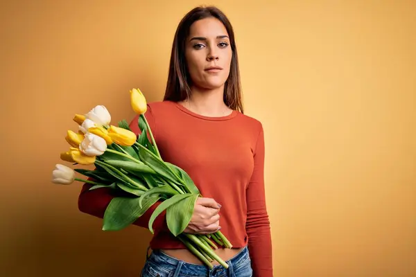 Jonge Mooie Brunette Vrouw Met Boeket Van Tulpen Bloemen Gele — Stockfoto