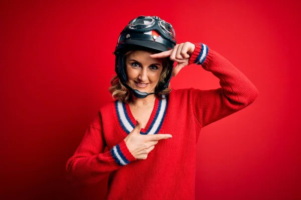 Medioevo Bella Donna Motociclista Bionda Che Indossa Casco Moto Sfondo — Foto Stock