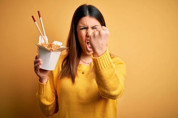 Młoda Piękna Kobieta Jedząca Azjatyckie Makaron Ramen Pomocą Pałeczek Żółtym — Zdjęcie stockowe