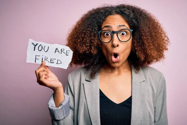 Junge Afrikanisch Amerikanische Frau Mit Afro Haaren Hält Papier Bei — Stockfoto