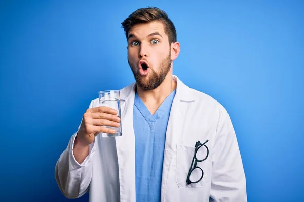 Jeune Homme Blond Médecin Avec Barbe Yeux Bleus Portant Manteau — Photo