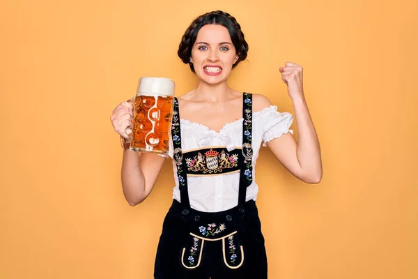 Mooie Duitse Vrouw Met Blauwe Ogen Traditionele Octoberfest Jurk Drinken — Stockfoto