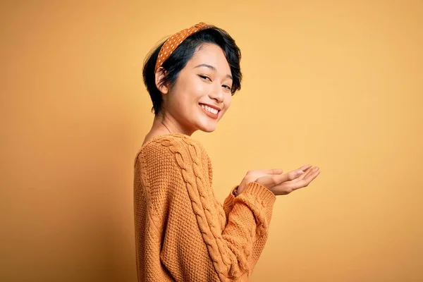 Jong Mooi Aziatisch Meisje Dragen Casual Trui Diadeem Staan Gele — Stockfoto