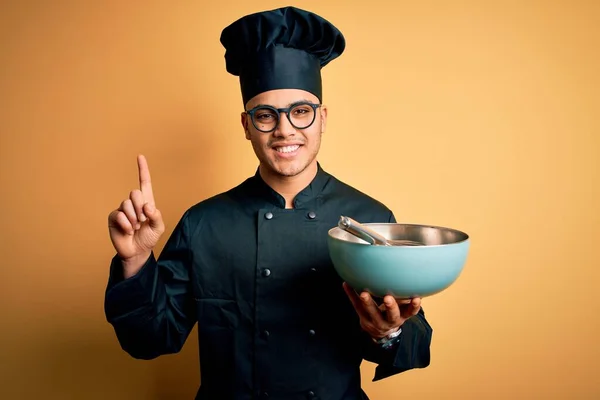 Mladý Brazilský Šéfkuchař Kuchařské Uniformě Klobouku Pomocí Mísy Whisk Překvapen — Stock fotografie