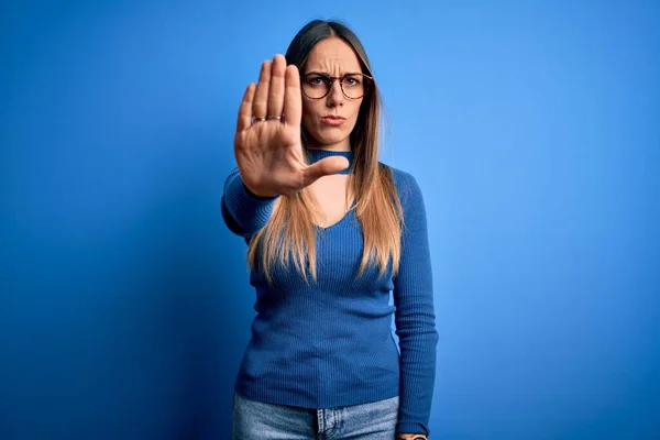 Joven Hermosa Mujer Rubia Con Ojos Azules Con Gafas Pie —  Fotos de Stock