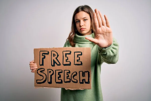 Młoda Blondynka Trzyma Sztandar Protestu Wiadomością Wolności Słowa Jako Prawa — Zdjęcie stockowe