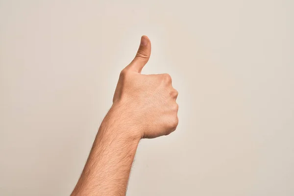用手指在孤立的白人背景上伸出援手 做着成功的认可手势 竖起大拇指 验证和积极的象征 — 图库照片